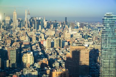 Güneşli bir günde gökdelenleri olan New York City gökdelenleri