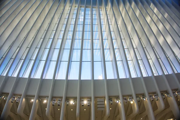 ニューヨーク アメリカ 2019年11月26日 オキュラス座の内部 サンティアゴ カラトラバによって設計された世界貿易センターの駅 — ストック写真