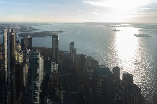 New York City Skyline 'ın havadan görüntüsü. Manhattan şehir merkezi gökdelenleri ve Yukarı Körfezi manzaralı