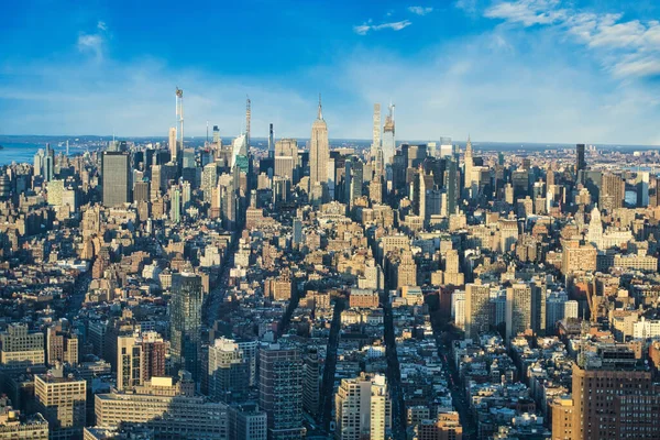 高層ビルがあるニューヨーク市の航空 — ストック写真