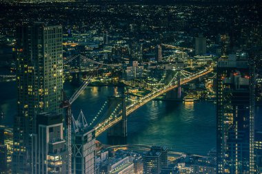 Manhattan şehir merkezindeki gökdelenlerin gökyüzü manzarası, Brooklyn ve köprüleri birbirine bağlayan