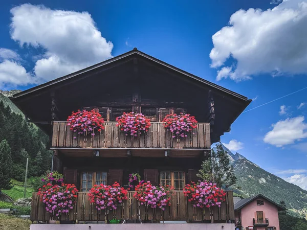 Krásný Dřevěný Horský Dům Dekorativními Květinami Balkónech — Stock fotografie