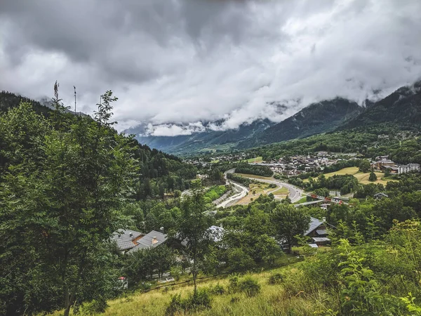 Letecký Pohled Město Francouzských Alpách Obklopeno Horami Oblačného Dne — Stock fotografie