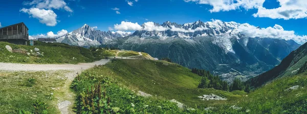 Panoramautsikt Över Stad Franska Alperna Omgiven Berg Molnig Dag — Stockfoto