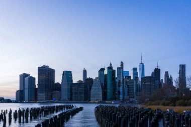 Doğu Nehri üzerinde gökdelenleri olan New York City gökdelenleri