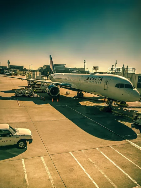 Hartsfield Jackson Atlanta International Airport Met Zicht Delta Airlines Vliegtuig — Stockfoto