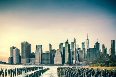Doğu Nehri üzerinde gökdelenleri olan New York City gökdelenleri