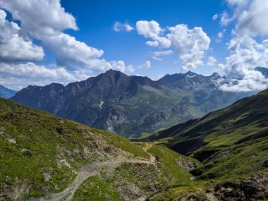 Dağlık çayırlarda kayalık tepeler ve karlar var. Yazın gezmek