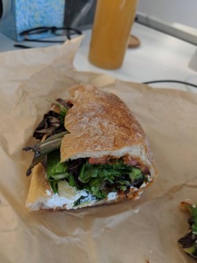 Peynirli, domatesli, salatalıklı ve salatalıklı sandviç.