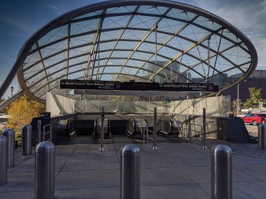 34. caddedeki Hudson Yards İstasyonu 'nda 7 numaralı trenin girişi görünüyor.