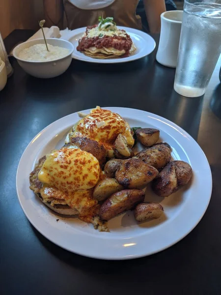 Läcker Måltid Pocherade Ägg Bulle Och Rostad Potatis Med Lasagne — Stockfoto