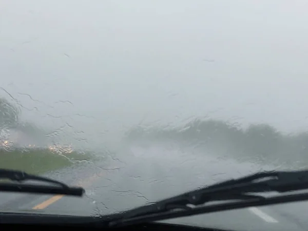 Wycieraczki Szyb Wnętrza Samochodu Podczas Deszczowej Pogody — Zdjęcie stockowe