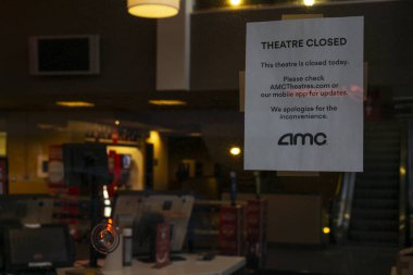 New York / ABD - 15 Ekim 2020: Covid-19 nedeniyle kapatma ile ilgili bir AMC tiyatrosu penceresinde bir not