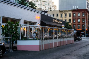 New York / USA - 15 Ekim 2020: Manhattan şehir merkezinde bir açık hava restoranı. Corona Virüsü salgınının 4. aşaması yeniden başlatılıyor..