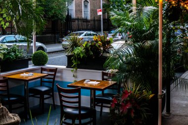 New York / USA - 15 Ekim 2020: Manhattan şehir merkezinde boş bir açık hava restoranı. Corona Virüsü salgınının 4. aşaması yeniden başlatılıyor..