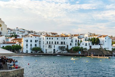 Kadavra manzarası, Katalonya, İspanya 'nın büyüleyici kasabası. Akdeniz 'de yüzen tekneleri olan bir körfez.