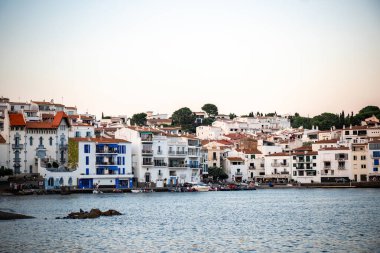 Kadavralar, İspanya-7 Temmuz 2025, Kadavra Manzarası, Katalonya, İspanya 'da büyüleyici bir kasaba. Bir körfezdeki Akdeniz şehri