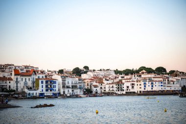 Kadavralar, İspanya-7 Temmuz 2025, Kadavra Manzarası, Katalonya, İspanya 'da büyüleyici bir kasaba. Bir körfezdeki Akdeniz şehri