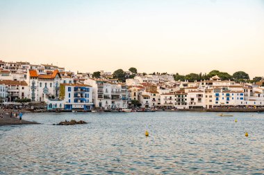 Kadavralar, İspanya-7 Temmuz 2025, Kadavra Manzarası, Katalonya, İspanya 'da büyüleyici bir kasaba. Bir körfezdeki Akdeniz şehri