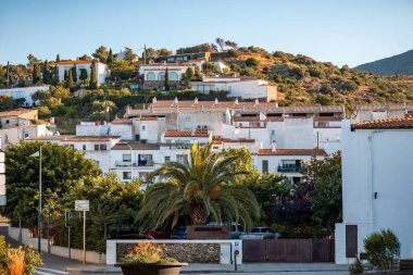 Kadavra, İspanya-7 Temmuz 2025, İspanya 'da Akdeniz mimari tarzı. Gün batımında palmiye ağaçları olan beyaz apartmanlar.