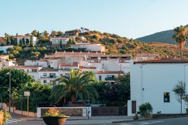 Kadavra, İspanya-7 Temmuz 2025, İspanya 'da Akdeniz mimari tarzı. Gün batımında palmiye ağaçları olan beyaz apartmanlar.