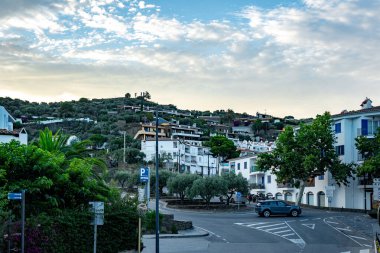 Kadavralar, İspanya-7 Temmuz 2025, Kadavra Manzarası, Katalonya, İspanya 'da büyüleyici bir kasaba. Akdeniz 'de beyaz evler