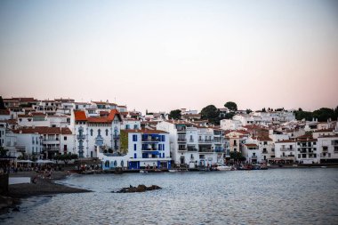 Kadavralar, İspanya-7 Temmuz 2025, Kadavra Manzarası, Katalonya, İspanya 'da büyüleyici bir kasaba. Bir körfezdeki Akdeniz şehri