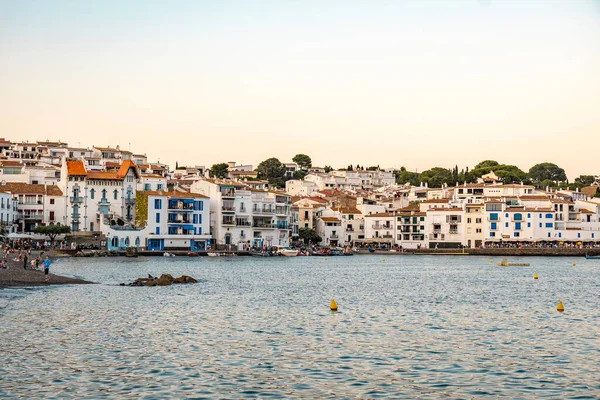 Kadavralar, İspanya-7 Temmuz 2025, Kadavra Manzarası, Katalonya, İspanya 'da büyüleyici bir kasaba. Bir körfezdeki Akdeniz şehri