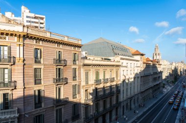 Barselona, İspanya - 25 Temmuz 2025, Barselona, İspanya 'da pencereli Eski Koloni binası cephesi. Şehirde perspektif binalar