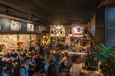 Girona, İspanya - 20 Temmuz 2025, Girona 'daki La Fabrica Kafe, bisiklet çevresi ile tanınıyor