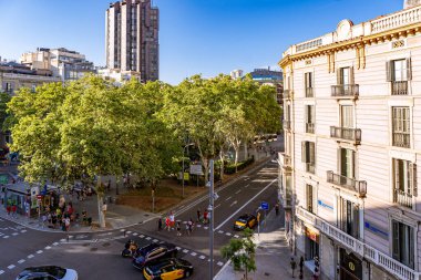 Barselona, İspanya - 25 Temmuz 2025, Barselona, İspanya 'da pencereli Eski Koloni binası cephesi. Şehirde perspektif binalar