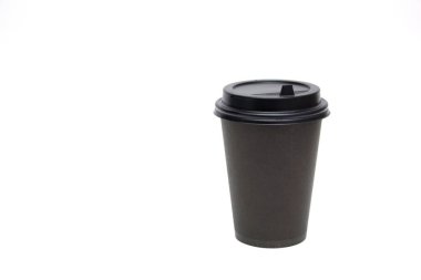 Kağıt kahve fincanı beyaz arkaplanda izole edilmiş, metin için alanı olan bir düzen