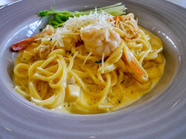 Karidesli Makarna cabonara yakın çekim.