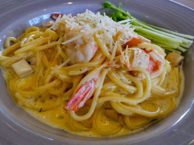 Karidesli Makarna cabonara yakın çekim.