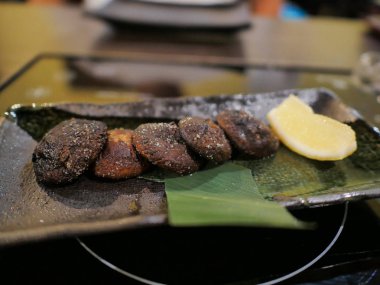 plaka üzerinde mantar ızgara.