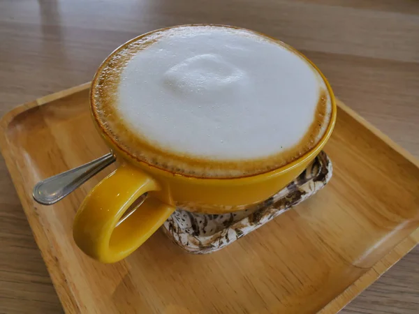 Φρέσκο Foamy Cafe Latte Στο Φλιτζάνι Καφέ Καφέ Ένα Woodplate — Φωτογραφία Αρχείου