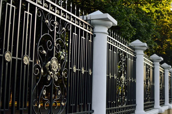 Cercas Forjadas Con Columnas Parque —  Fotos de Stock