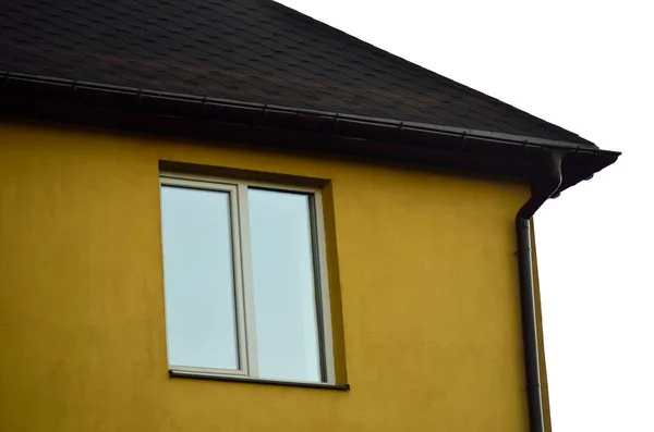 白い背景に新しい黄色の家の窓があり — ストック写真