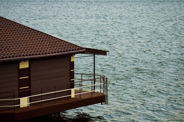 Molo Sulla Riva Del Fiume — Foto Stock