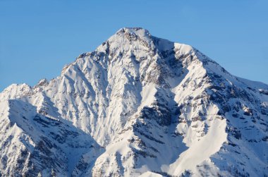 Chaberton Dağı 3,131 metre yüksekliğindedir ve Hautes-Alpes 'in Fransızca bölümündeki Cottian Alpleri' nde bir dağdır ama İtalya 'daki Susa Vadisi' ne bakar..