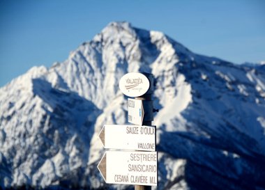 İtalya / Sauze dOulx 28 Aralık 2019: Via Lattea, Val Susa, Val Chisone ve Monginevro 'da yedi Piedmonte kasabasından oluşan bir İtalyan-Fransız kayak alanıdır..