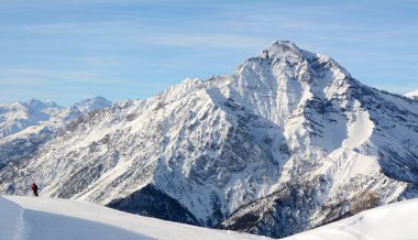 Chaberton Dağı 3,131 metre yüksekliğindedir ve Hautes-Alpes 'in Fransızca bölümündeki Cottian Alpleri' nde bir dağdır ama İtalya 'daki Susa Vadisi' ne bakar..