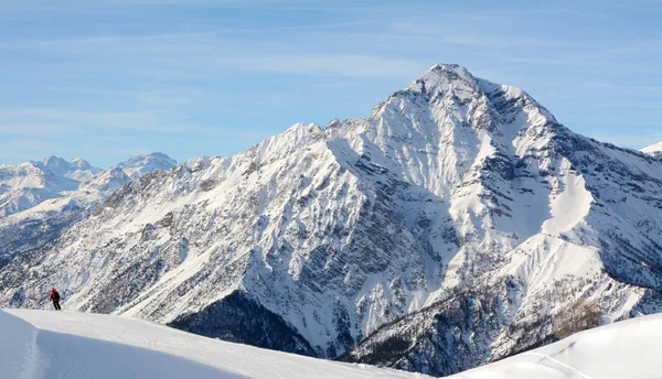 查伯顿山海拔3131米 是位于法国上阿尔卑斯省科尔特阿尔卑斯山脉的一座山 但俯瞰着意大利的苏萨山谷 山顶上有一座堡垒 — 图库照片