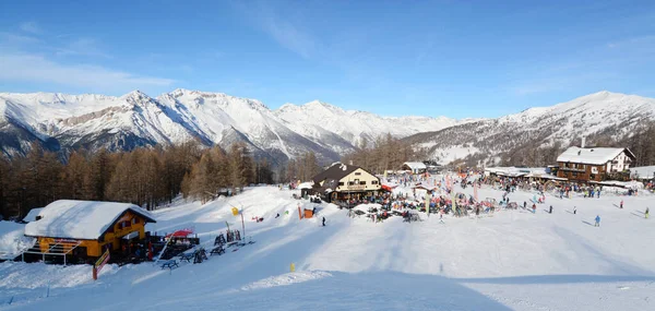 2019年12月28日 意大利 索泽杜勒斯 冬季运动胜地斯波提尼亚 2137米 坐落在部分由针叶树覆盖的架子上 岛上有酒店 小屋和滑雪胜地 — 图库照片