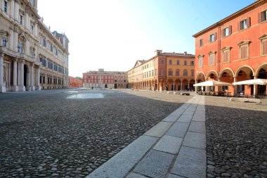 İtalya / Modena 23 Haziran 2019: Piazza Roma ve Emilia-Romagna 'daki Askeri Akademi. Balzamik sirke, opera, Ferrari ve Lamborghini spor arabalarıyla tanınır..