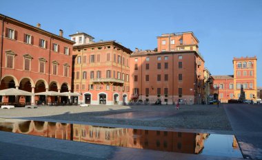 İtalya / Modena 23 Haziran 2019: Piazza Roma ve Emilia-Romagna 'daki Askeri Akademi. Balzamik sirke, opera, Ferrari ve Lamborghini spor arabalarıyla tanınır..