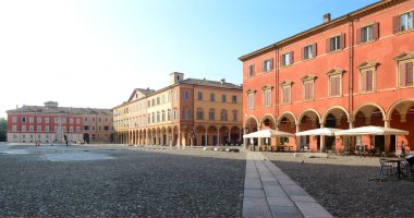 İtalya / Modena 23 Haziran 2019: Piazza Roma ve Emilia-Romagna 'daki Askeri Akademi. Balzamik sirke, opera, Ferrari ve Lamborghini spor arabalarıyla tanınır..