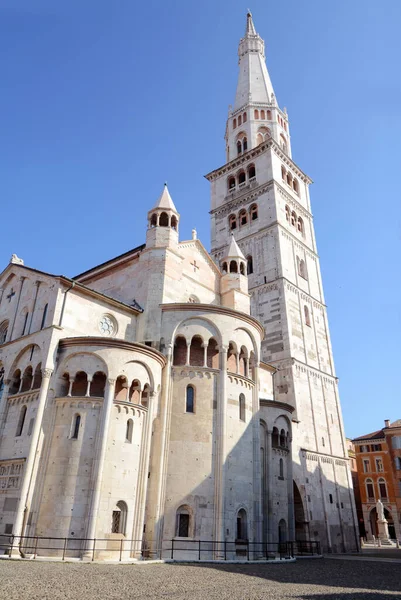 İtalya / Modena 23 Haziran 2019: Modena Katedrali Roma tarzının bir başyapıtıdır. 1099 yılında mimar Lanfranco tarafından San Geminiano mezarının olduğu yere inşa edildi.