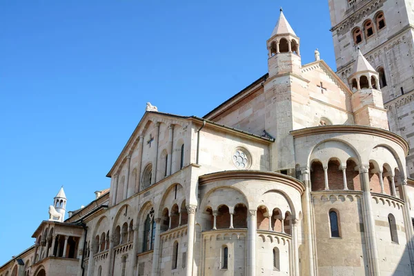 İtalya / Modena 23 Haziran 2019: Modena Katedrali Roma tarzının bir başyapıtıdır. 1099 yılında mimar Lanfranco tarafından San Geminiano mezarının olduğu yere inşa edildi.
