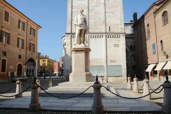 2019年6月23日 意大利 莫迪纳 莫迪纳的德拉托雷广场座落在古兰迪纳塔下 雕像献给莫迪纳的作家兼诗人亚历山德罗 塔索尼 — 图库照片